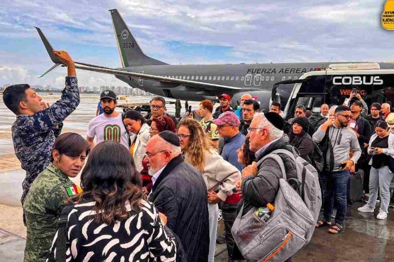 Llegan mexicanos a Madrid con puente aéreo desde Israel