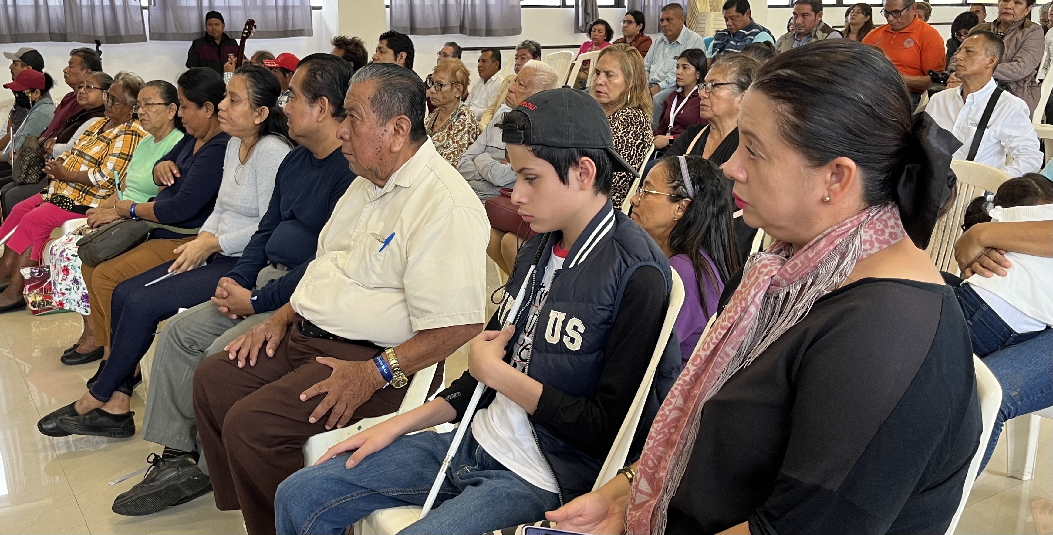 Ambulantes y automovilistas invaden rampas en vía pública