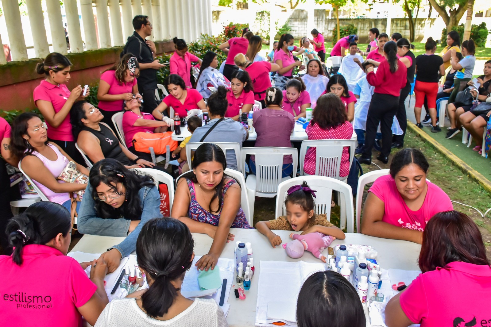 Reciben mujeres de Coatzacoalcos jornada de belleza y mastografías gratuitas