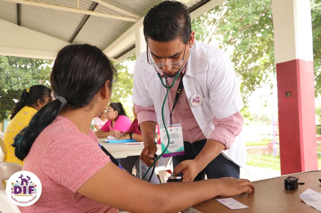Realiza DIF Municipal brigada médica en el ejido La Esperanza