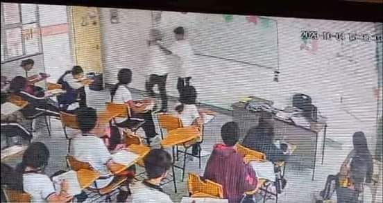 Alumno apuñala a su maestra en salón de clases