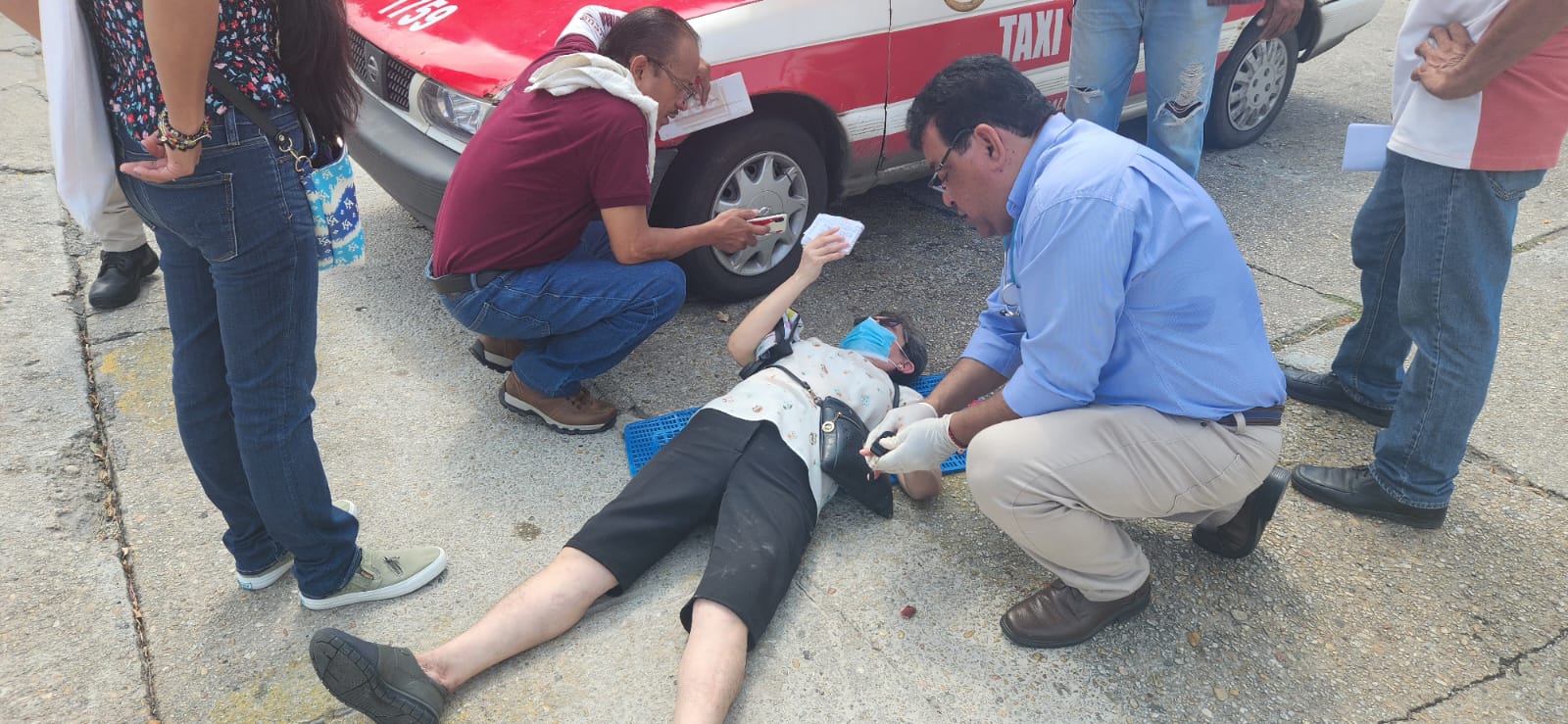 Veloz taxista embiste a adulto mayor en el centro de Coatzacoalcos