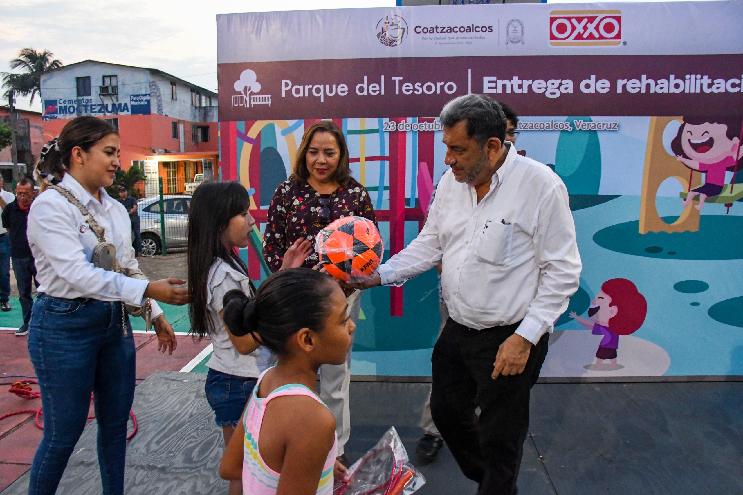 El Gobierno Municipal y Comercial OXXO se unen para embellecer dos parques en Coatzacoalcos