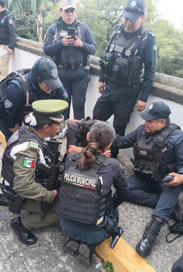 Intenta arrojarse de un puente en Xalapa