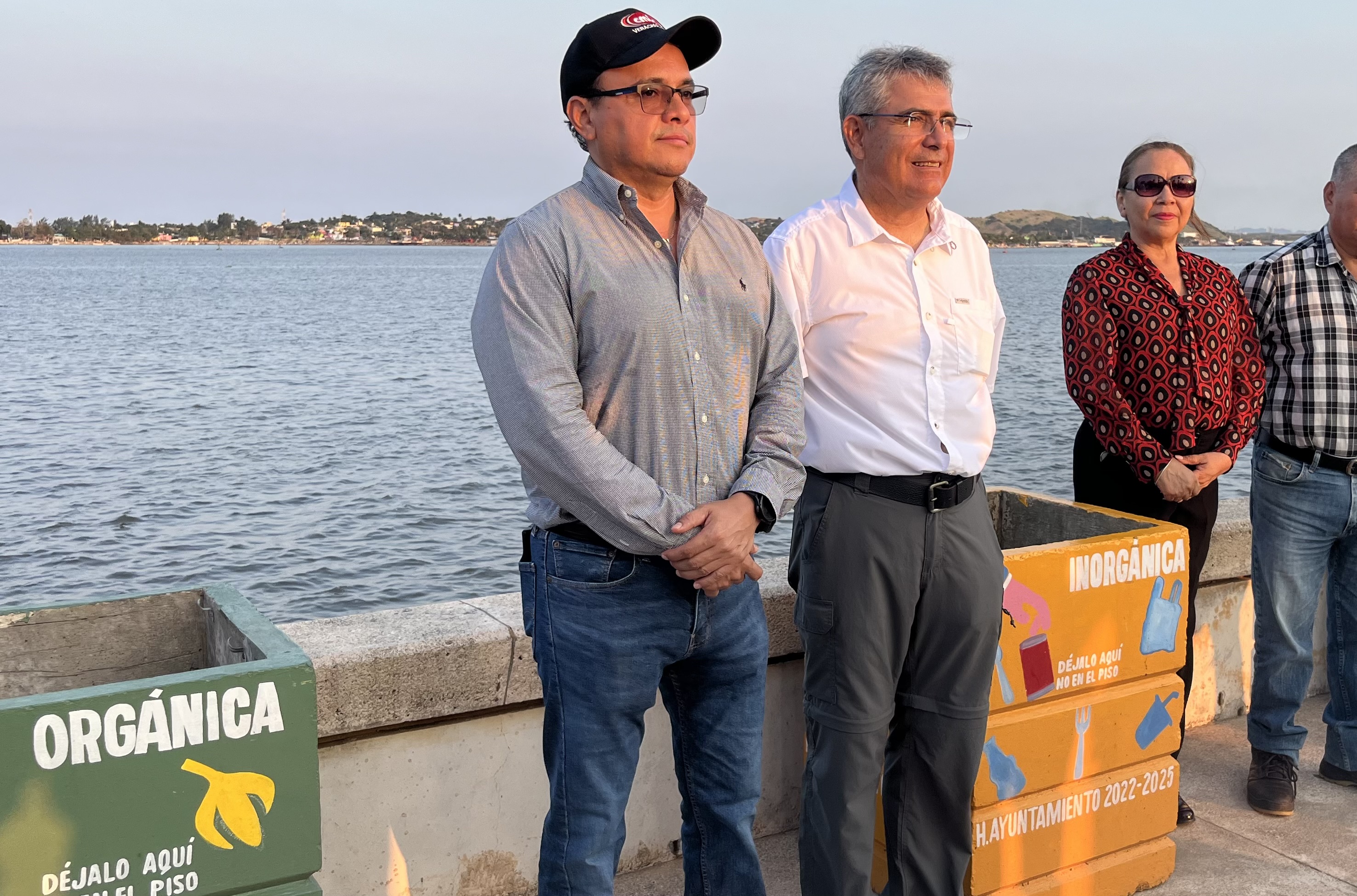 Donan empresarios de la CMIC contenedores de basura al gobierno de Coatzacoalcos