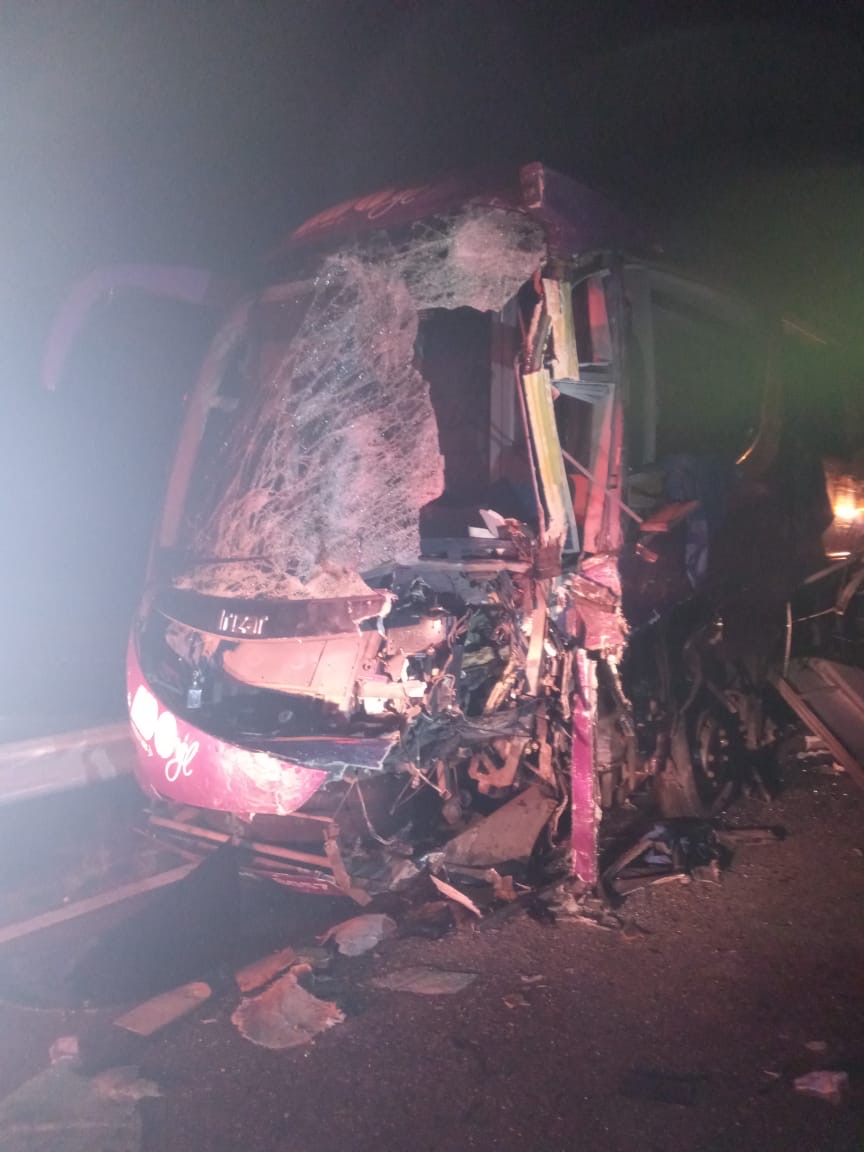 Trailero invadió carril y se estrella contra un ADO GL