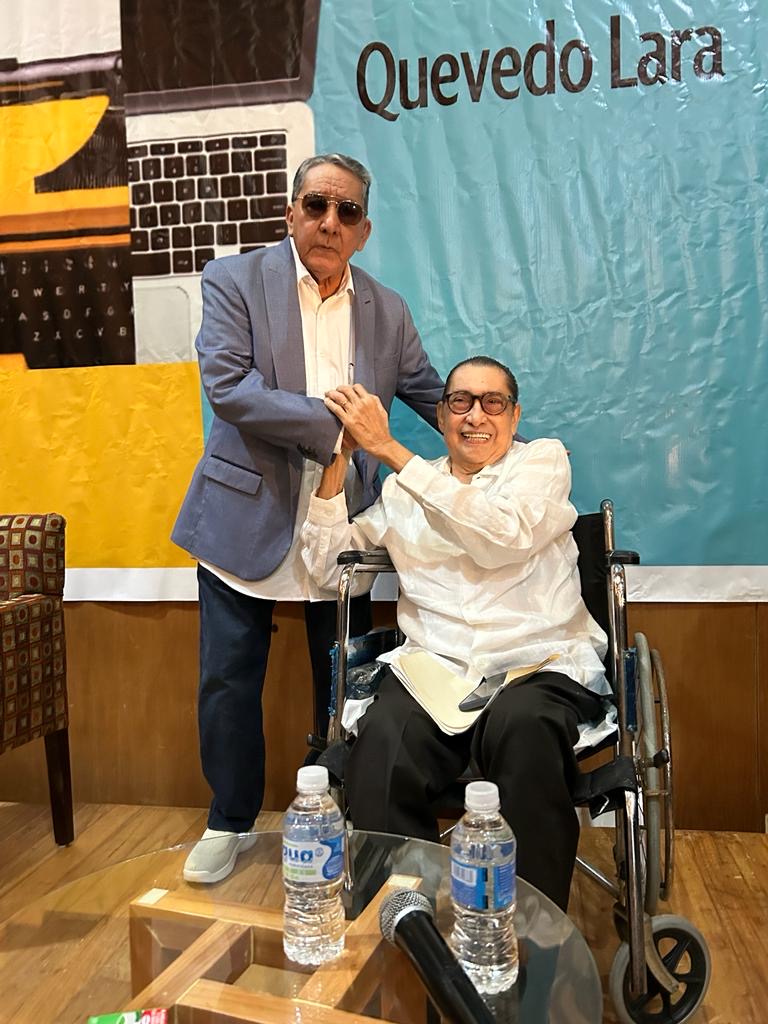 Emotivo homenaje a los periodistas Rolando Quevedo y Carlos Velasco