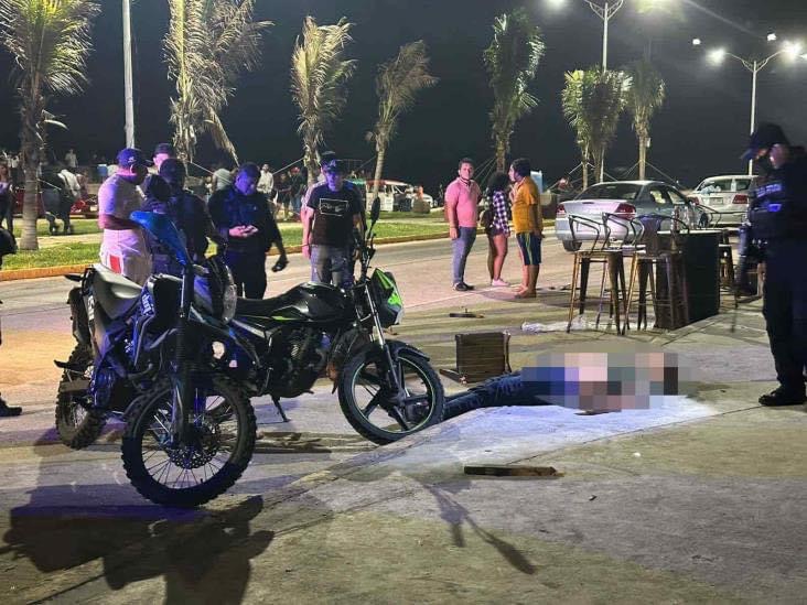 Tunden a golpes y sillazos a joven durante parranda en Malecón de Coatzacoalcos