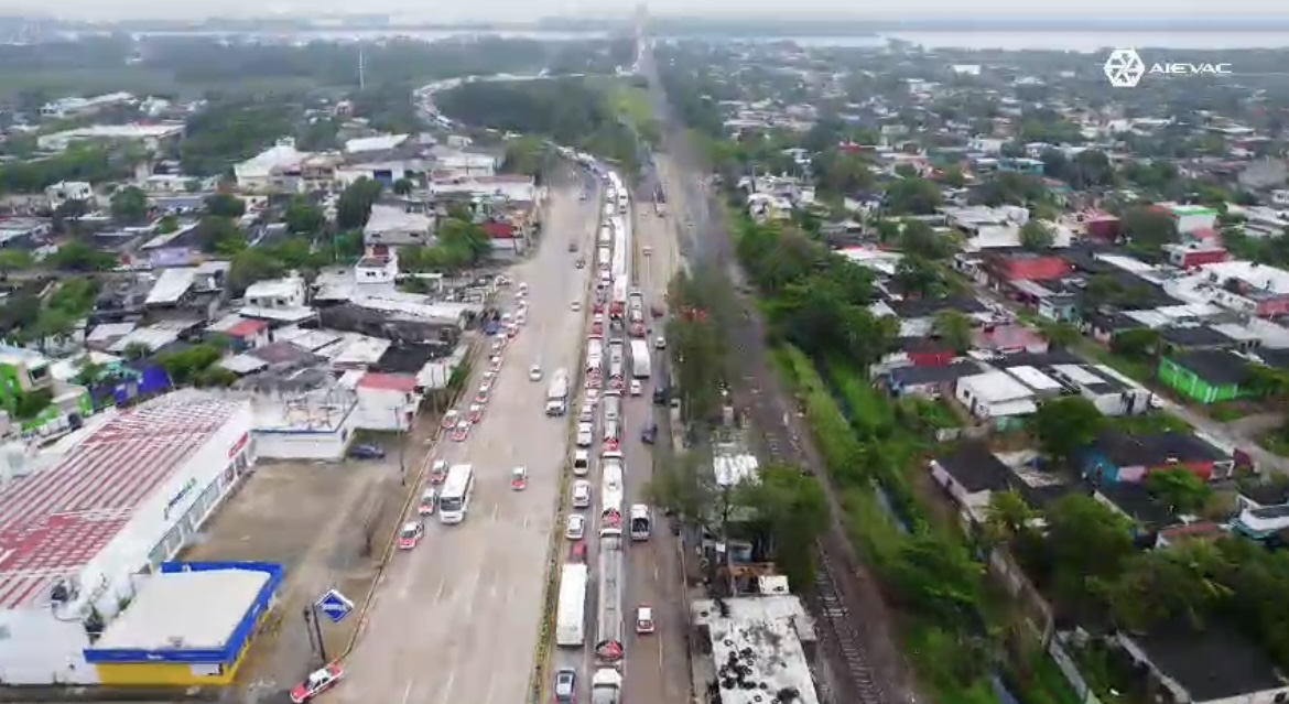45 mil usuarios del transporte de pasajeros afectados por caos vial en el puente Coatza l