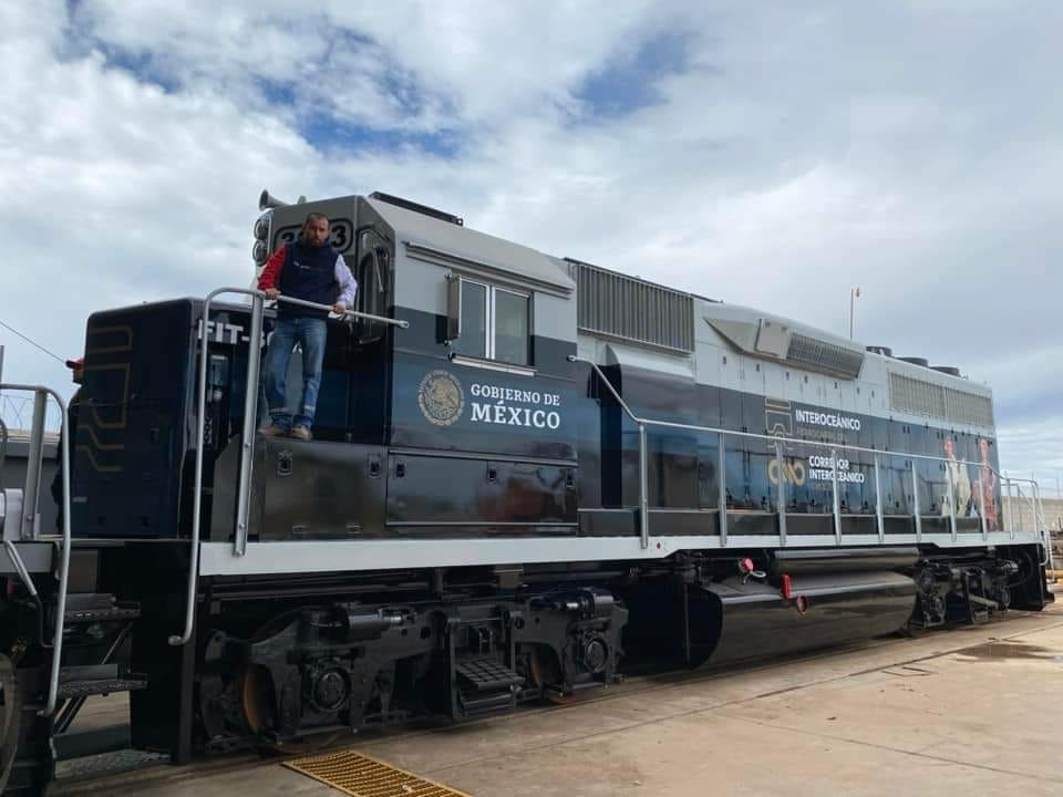Llega a Coatzacoalcos nueva locomotora para el Ferrocarril Interoceánico