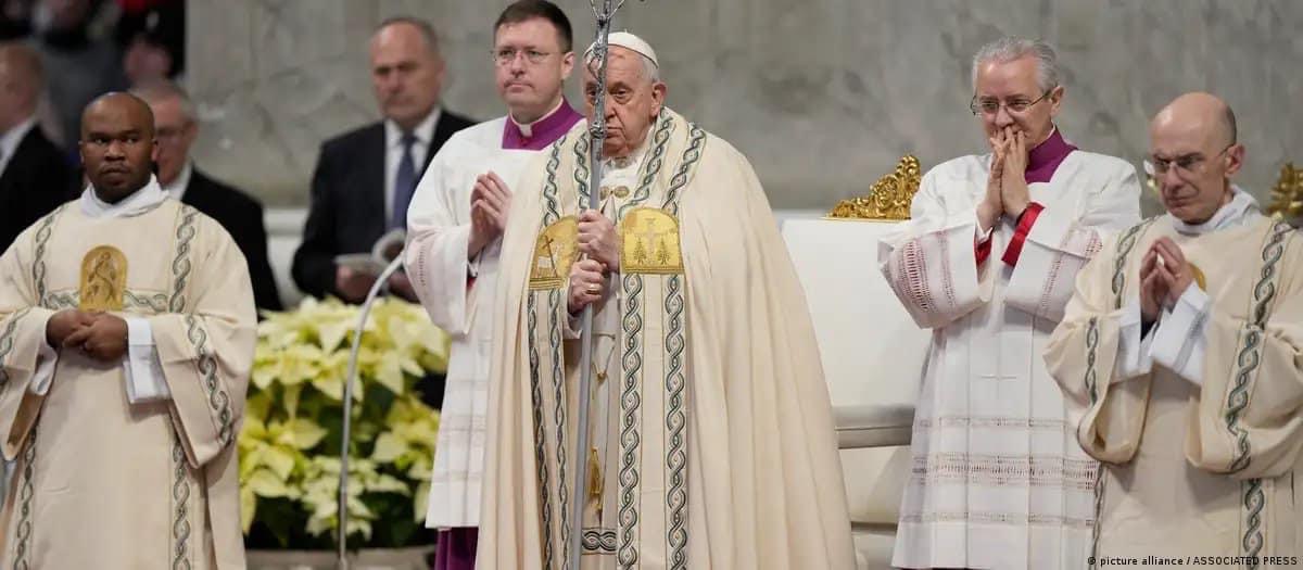 ‘Quien lastima a una mujer, profana a Dios’: papa Francisco