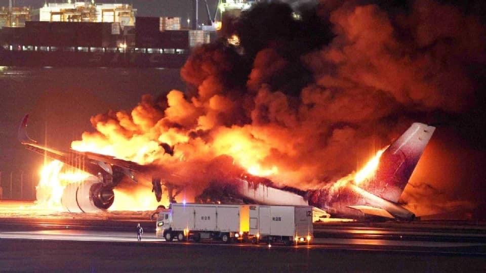 Japón confirma 5 muertos tras el choque de dos aviones en Tokio