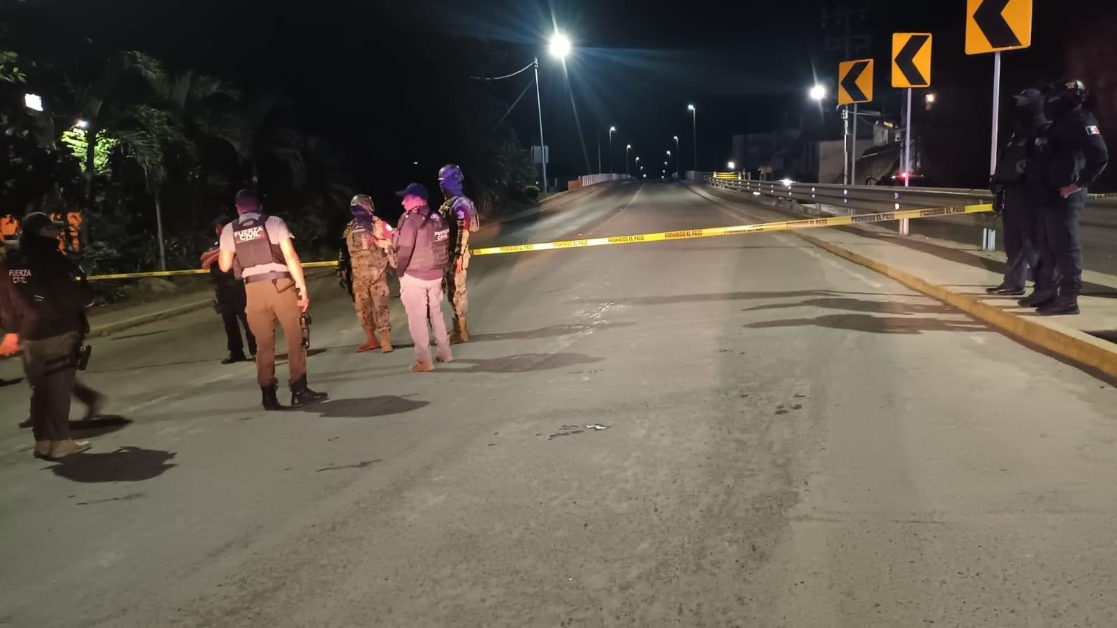 Dejan 15 cuerpos en puente de Tuxpan, se presume son centroamericanos
