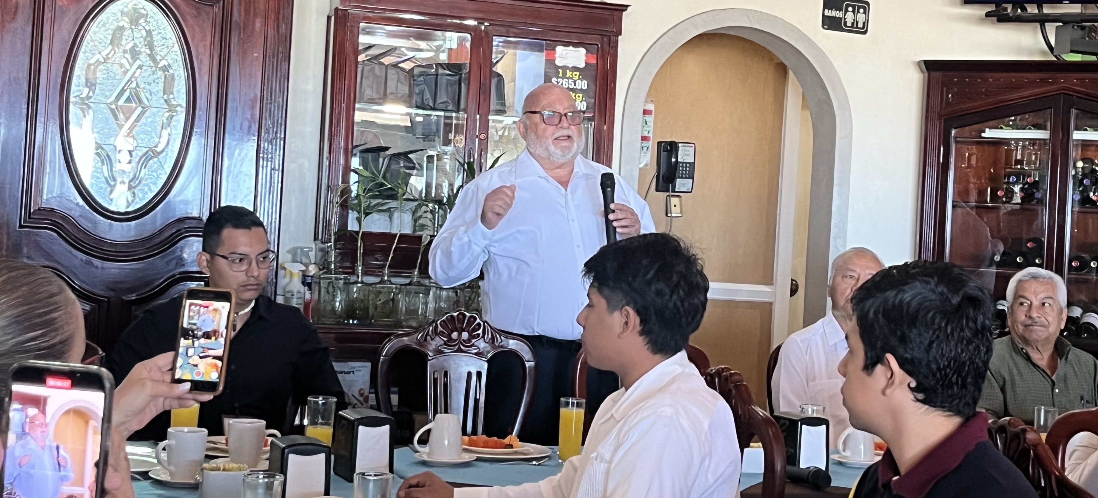 El doctor Alfredo Phinder será candidato en Coatzacoalcos