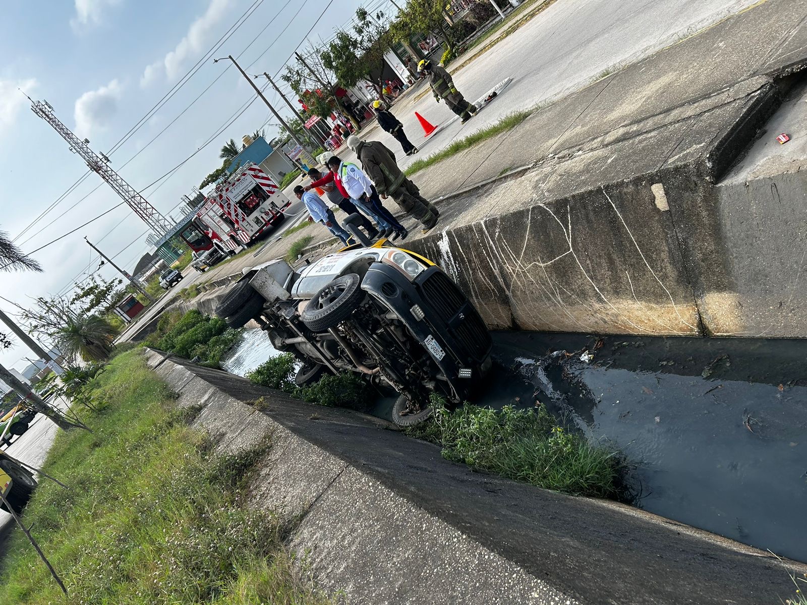 Cae camión de gas a canal de aguas negras