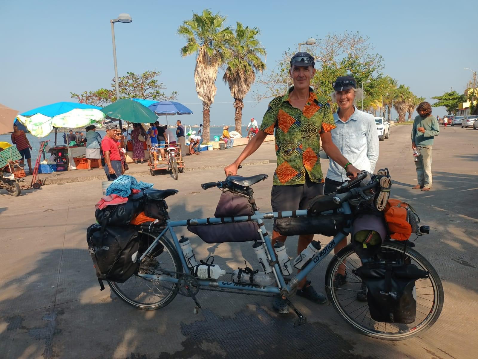 Pareja de ingleses pasean en peculiar bicicleta por Villa Allende