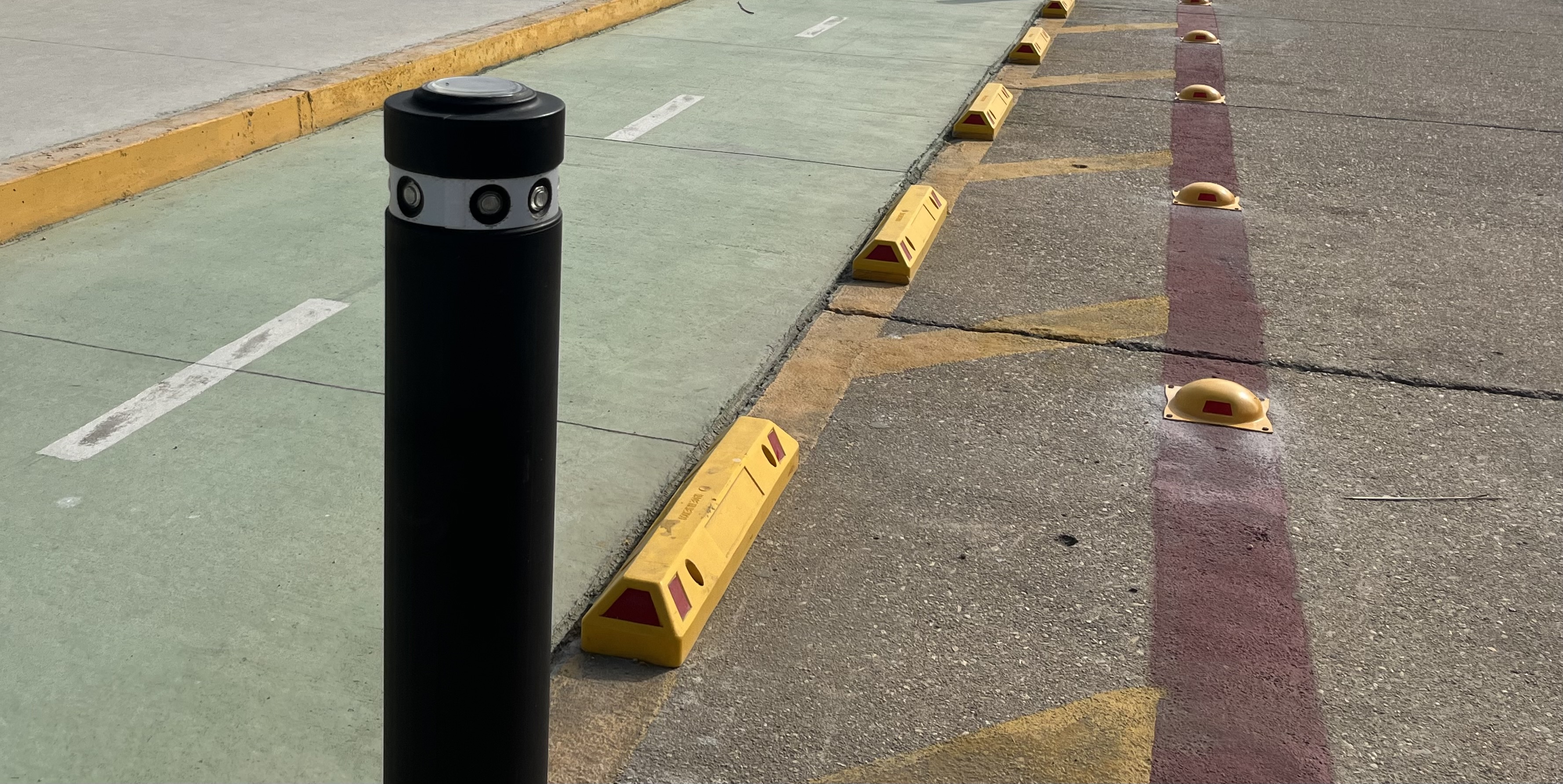 Instalan postes con luces leds en la ciclovía