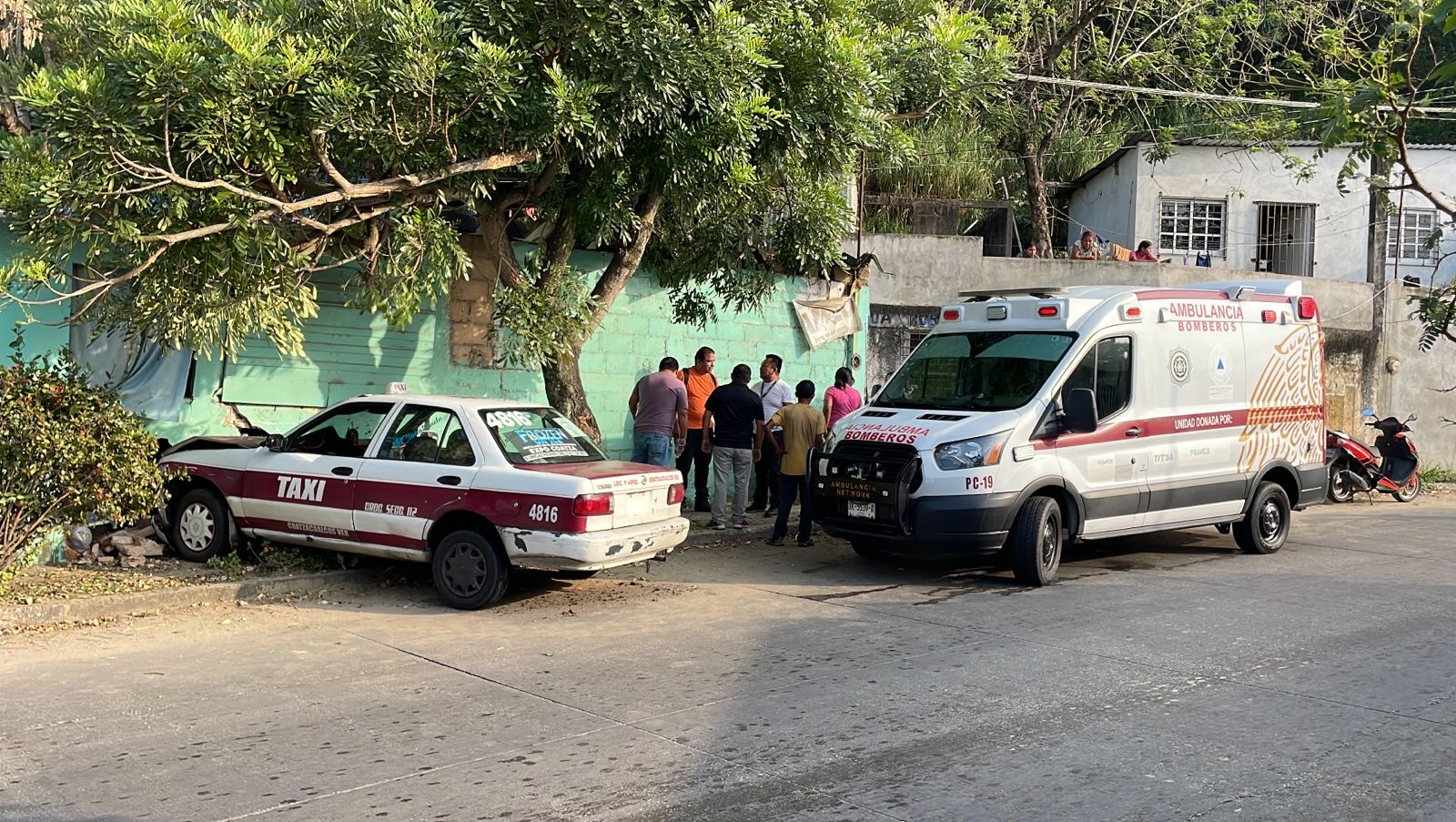 Taxista se estrella contra vivienda en Coatzacoalcos
