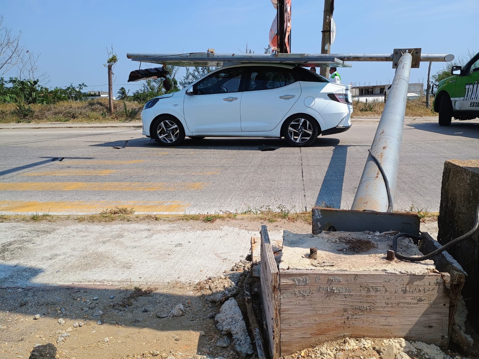 Atiende ayuntamiento de Coatzacoalcos lesiones a persona y daños a auto provocados por caída de semáforo