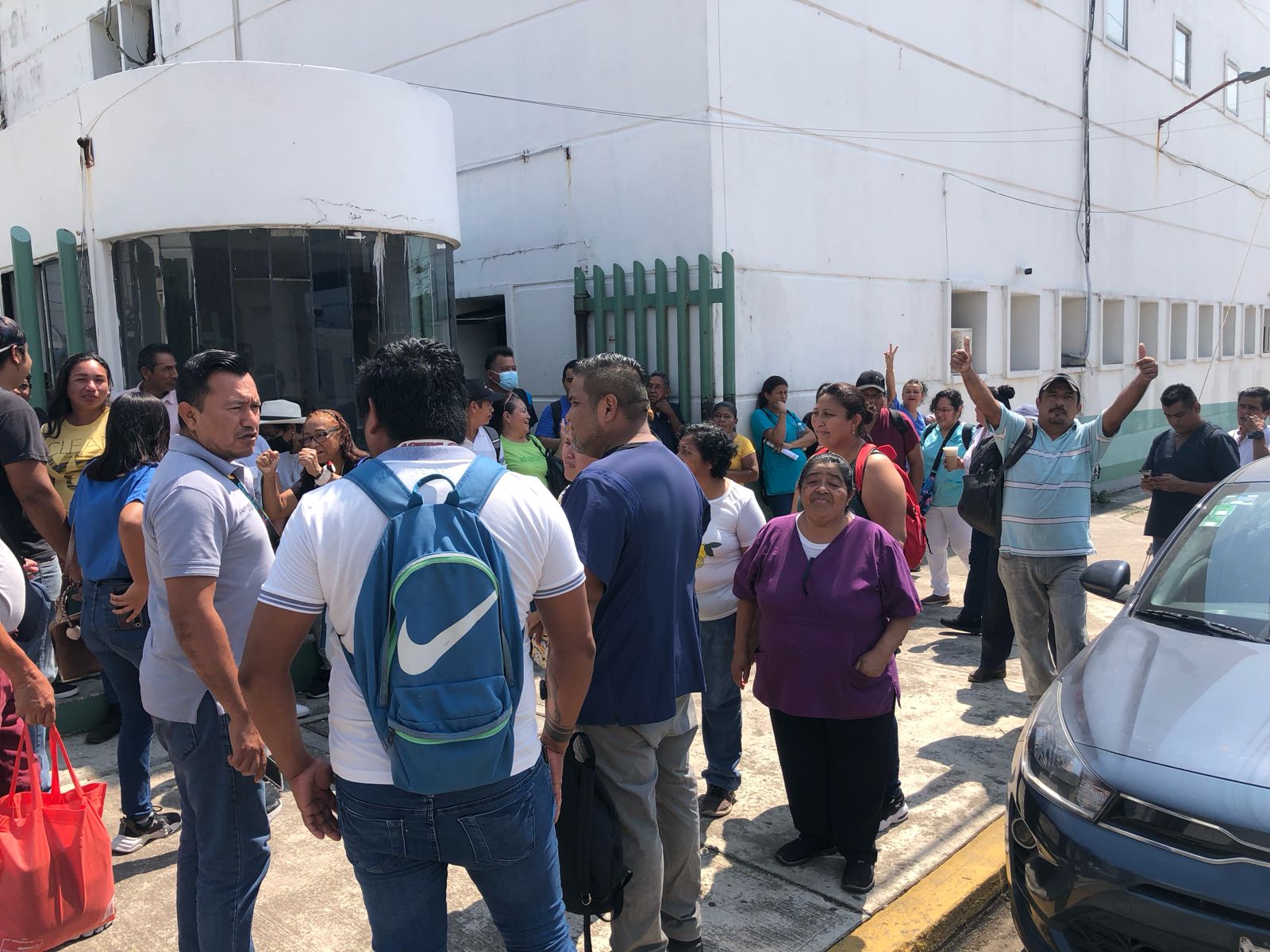 Trabajadores del área de limpieza para labores en el hospital IMSS Bienestar