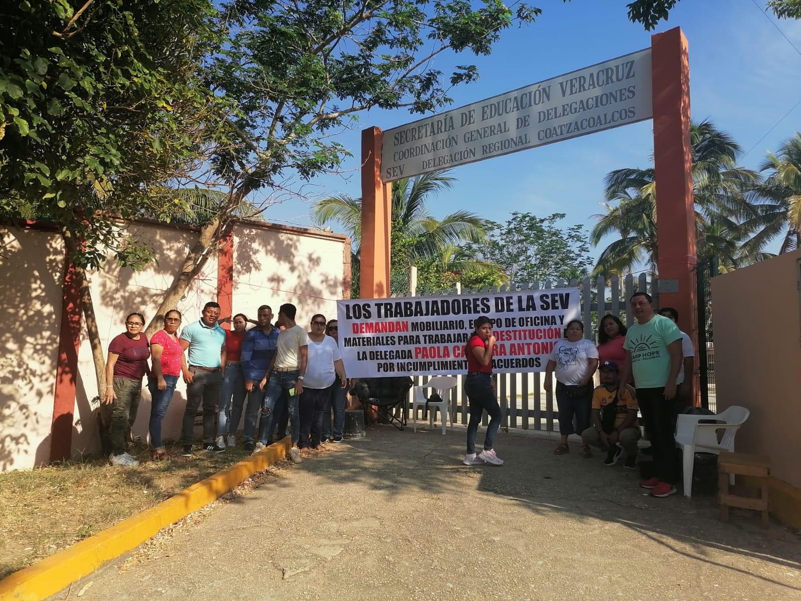 Con protesta, trabajadores exigen mobiliario en la delegación regional de la SEV de Coatzacoalcos
