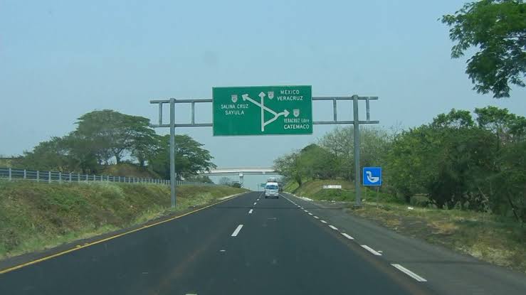 Derrapa motociclista de Banco Azteca en la caseta de Acayucan