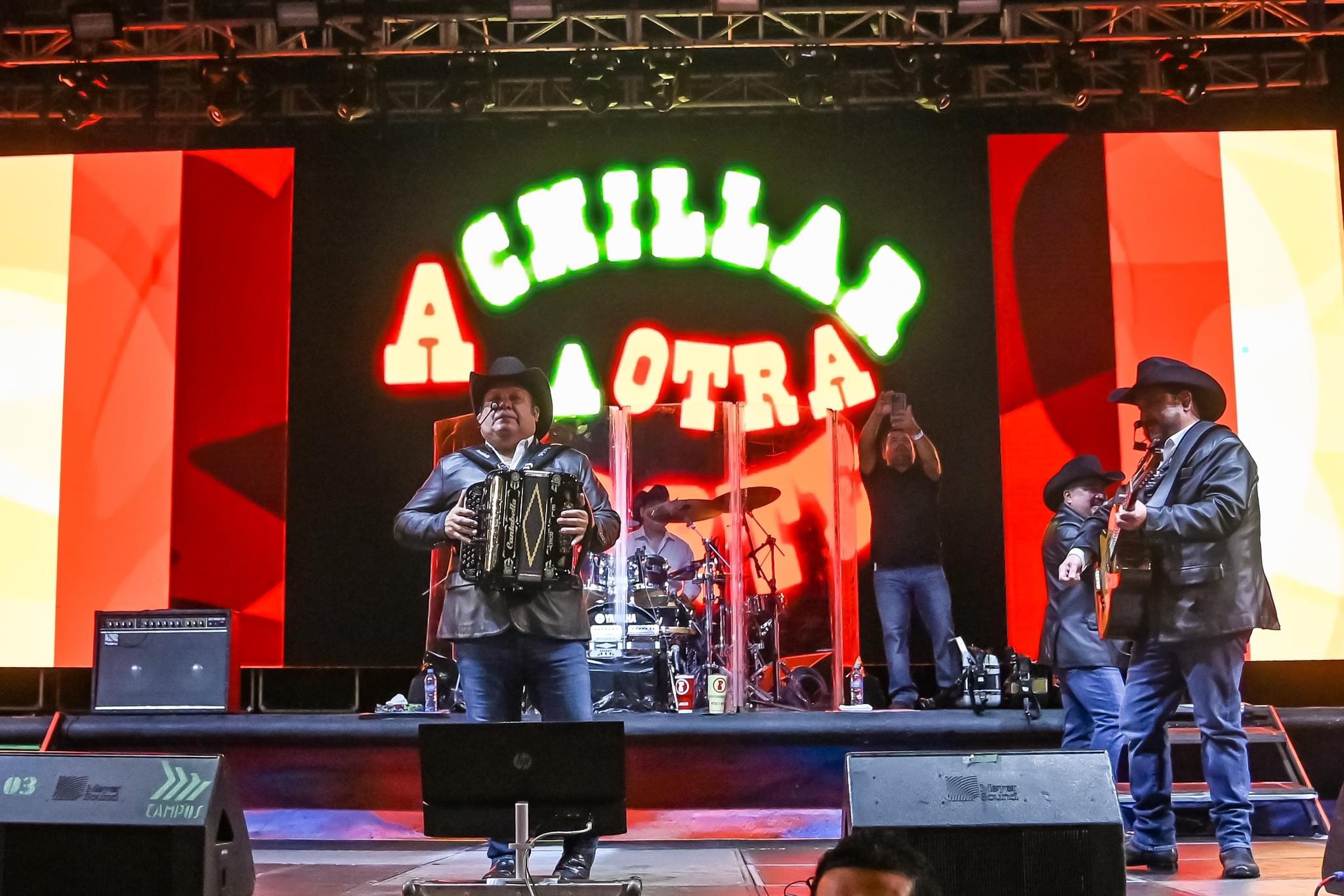 Baile y alegría con la presentación de Grupo Pesado en la #FeriaCoatza2024