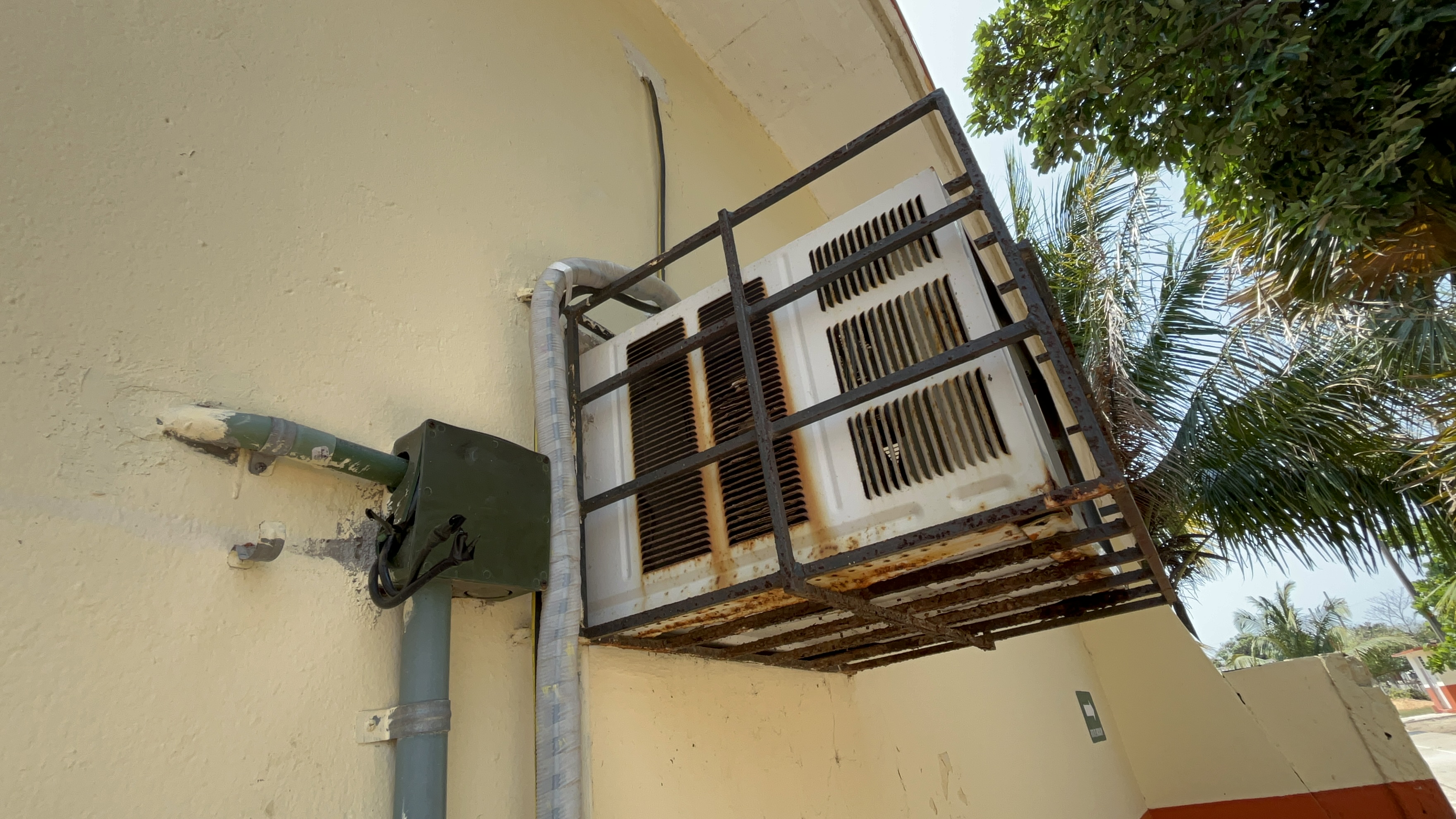 Roban cableado en la escuela primaria de Coatzacoalcos; delincuentes dejan sin clima a alumnos y maestros