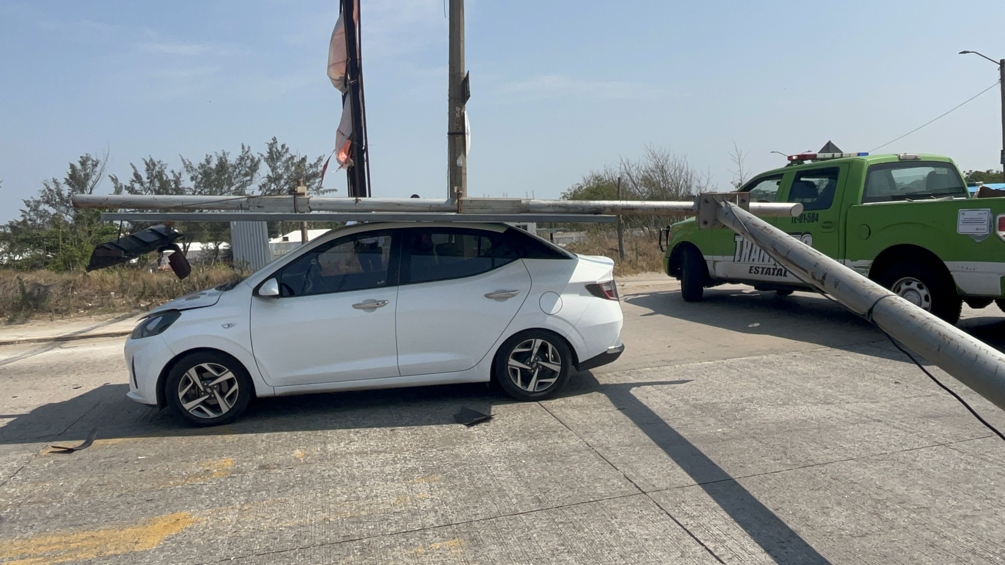 Cae semáforo encima de un auto en Coatzacoalcos; no hay lesionados