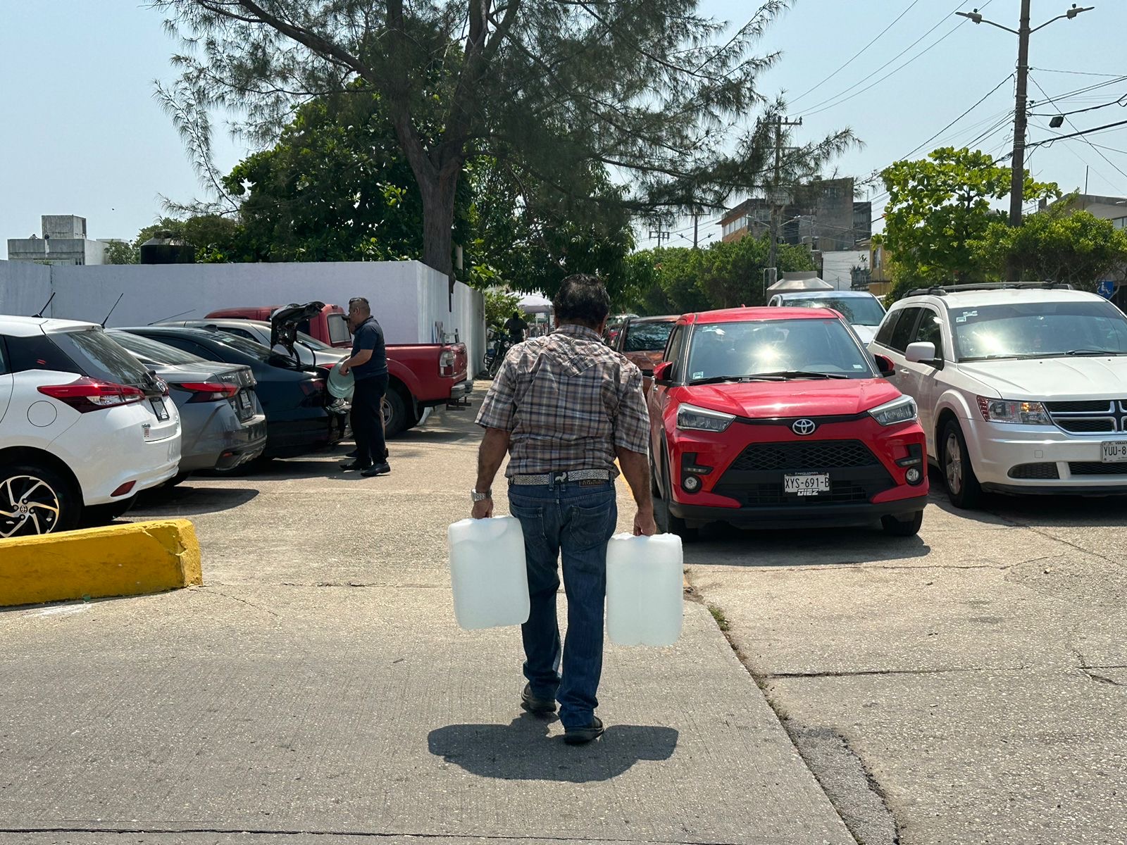 Hoteleros y familias de Coatzacoalcos, buscan por sus medios abastecerse de agua