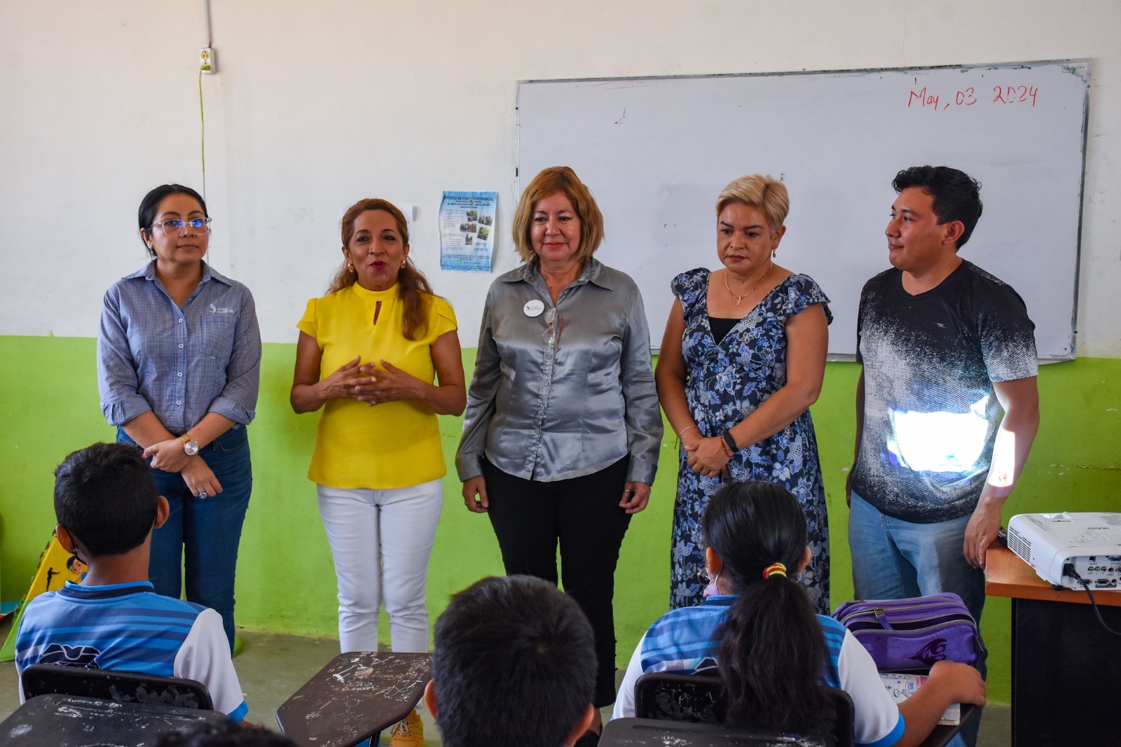 Con pláticas motivacionales inspiran a jóvenes a terminar sus estudios