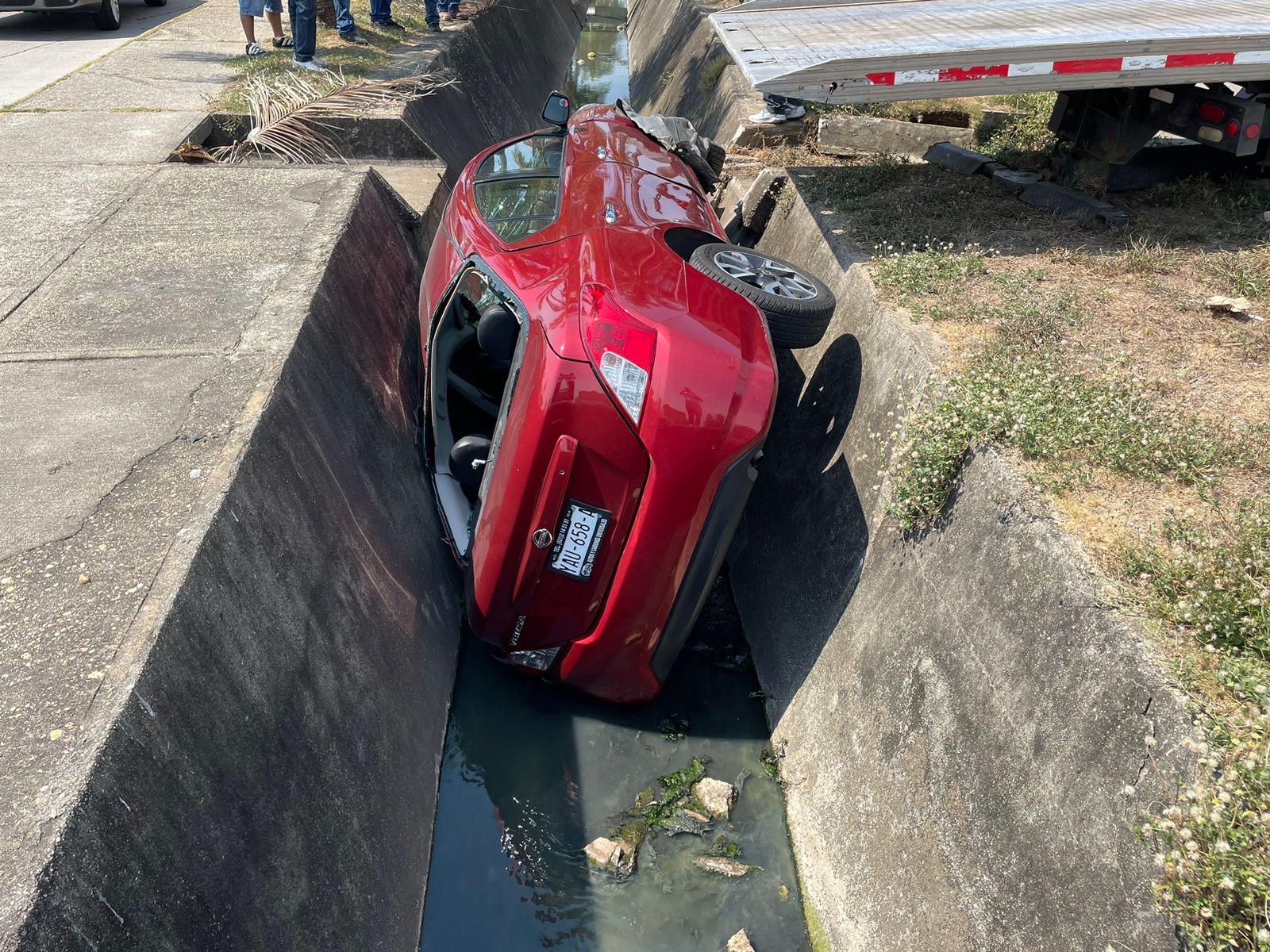 Cae auto al canal de aguas negras en Coatzacoalcos
