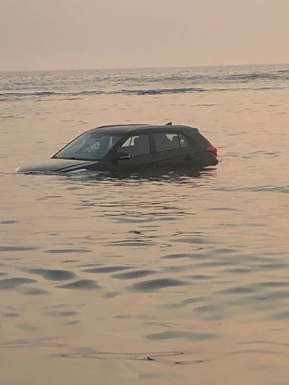 Se estaciona camioneta dentro del mar en Boca del Río