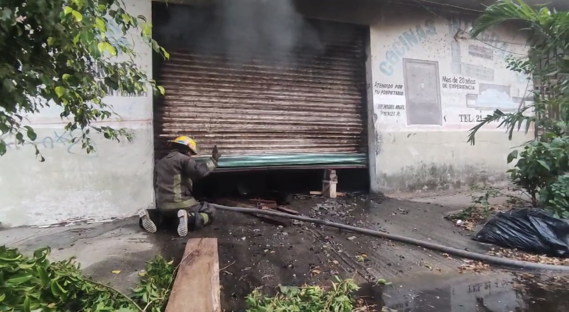 Se incendia carpintería en la Puerto México; no hay lesionados