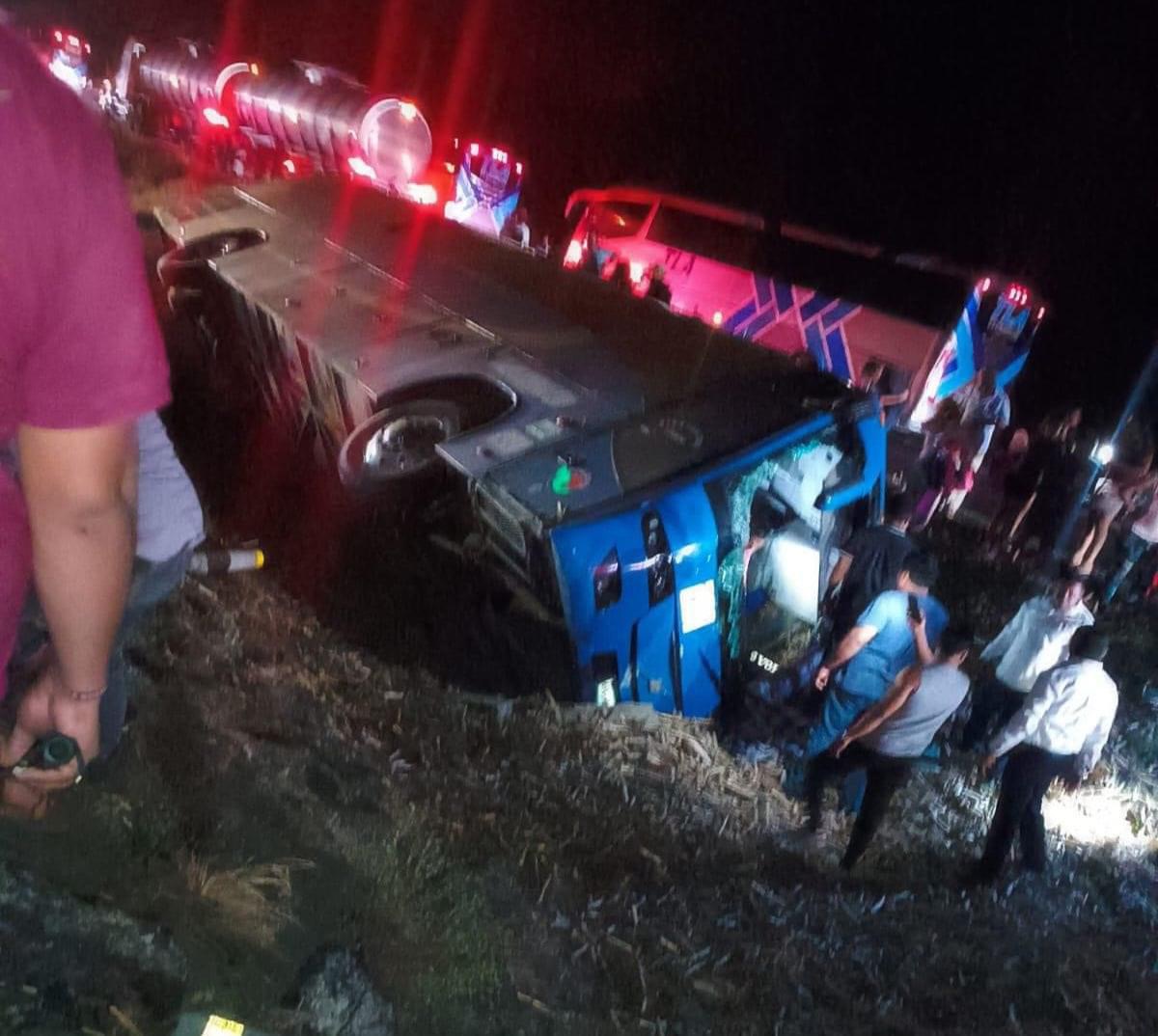 Vuelca camión que iba a mitin de Claudia Sheinbaum; 55 lesionados