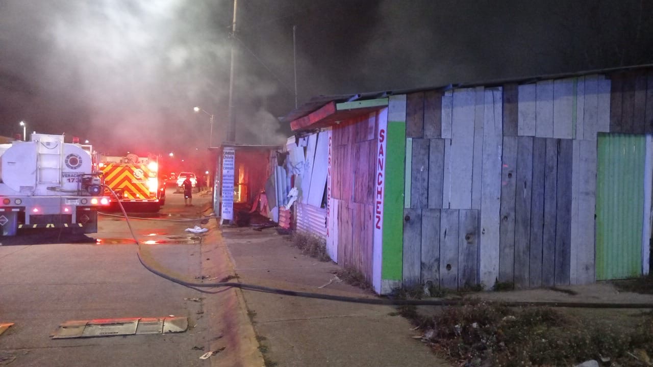 Se incendian cinco locales en el mercado de Ciudad Olmeca