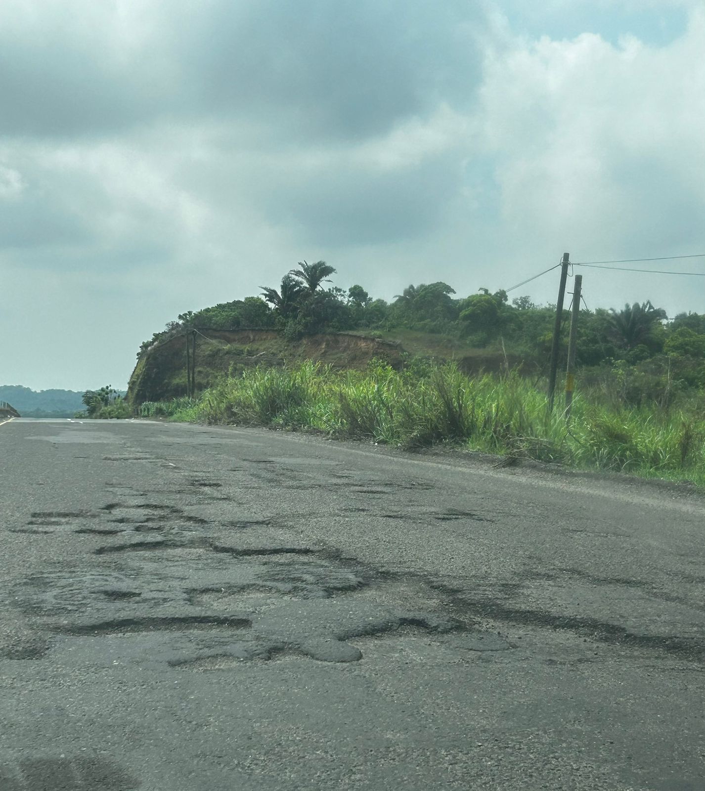 Carreteras del sur de Veracruz siguen en estado crítico: grandes baches ponen en peligro a los automovilistas