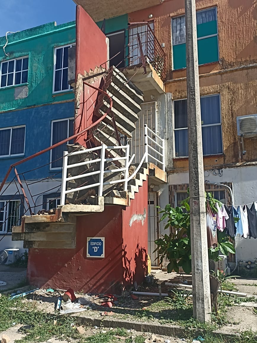 Se derrumba escalera de un edificio en puerto Esmeralda