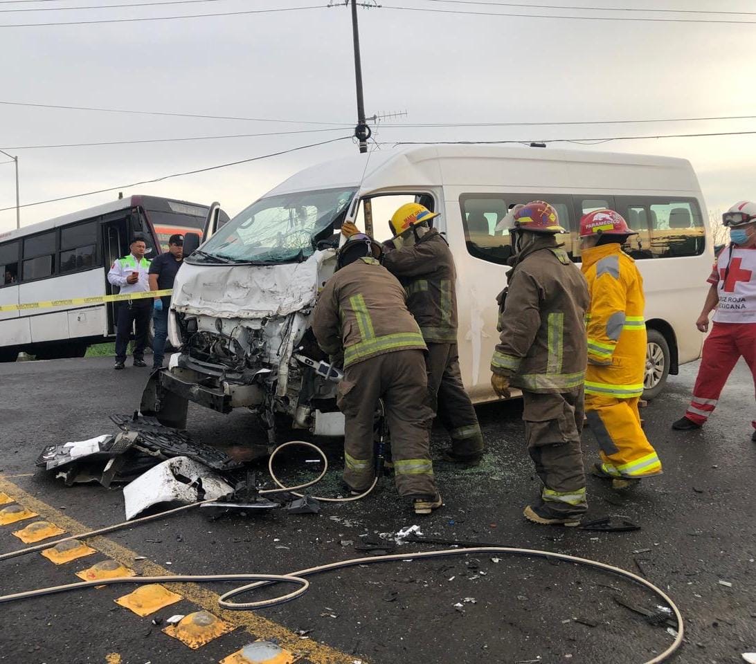 Fuerte encontronazo, entre un urbano y una vagoneta, deja a uno de los conductores prensado en Lomas de Barrillas