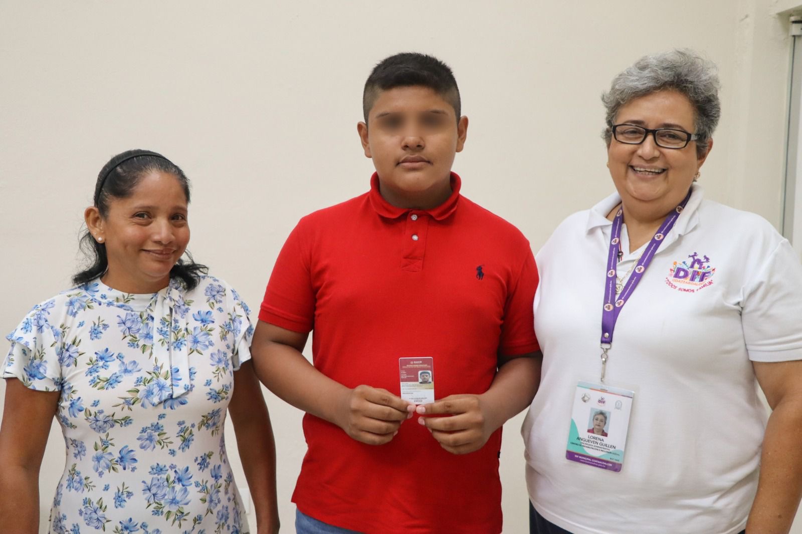 Continúa DIF Coatzacoalcos beneficiando con credenciales a personas con discapacidad