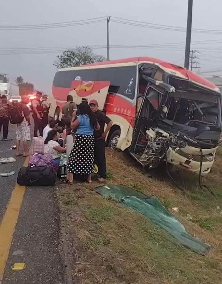 Autobús que se dirigía al municipio de Acayucan se accidenta en Tabasco