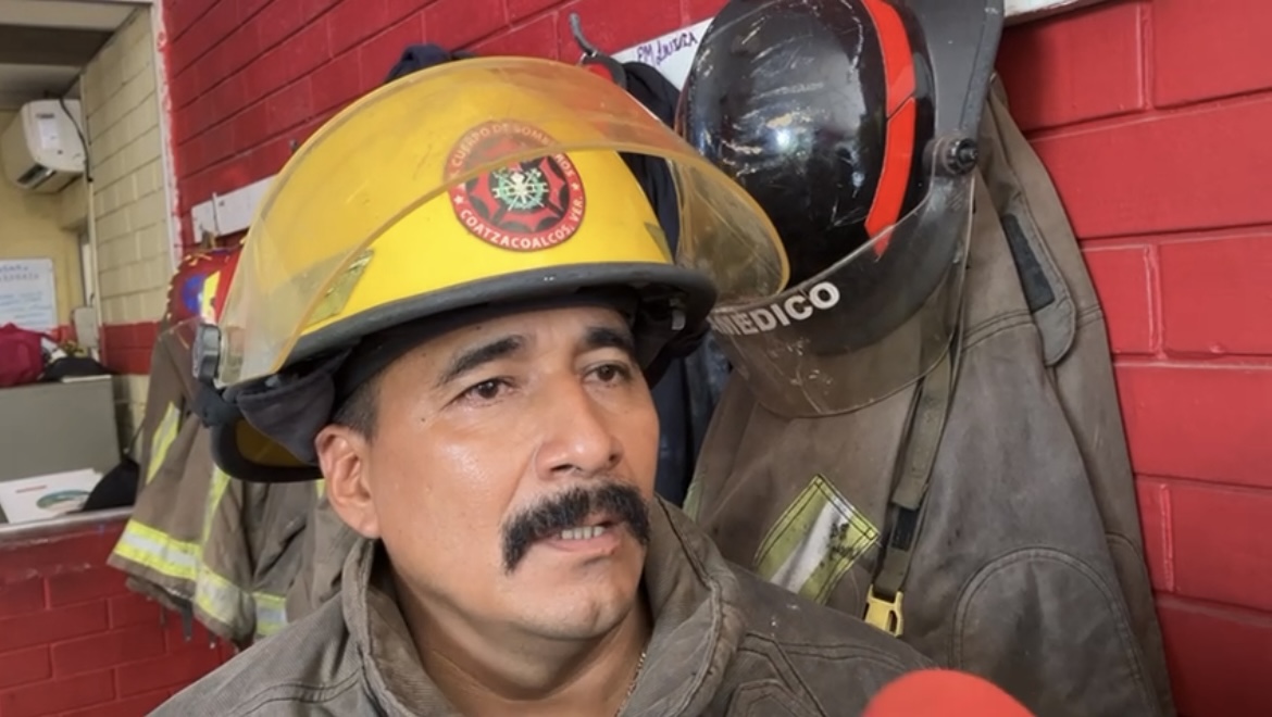 Padre e hijo orgullosos de pertenecer al cuerpo de Bomberos de Coatzacoalcos