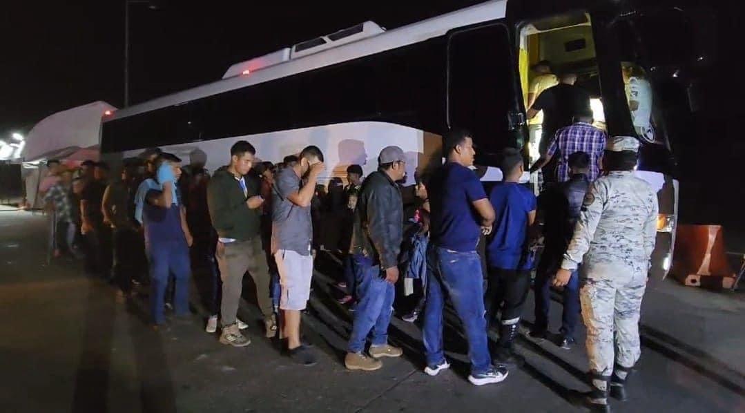 Detienen a 82 migrantes en la carretera Las Choapas-Cuichapa; había 18 menores que viajaban sin familiares