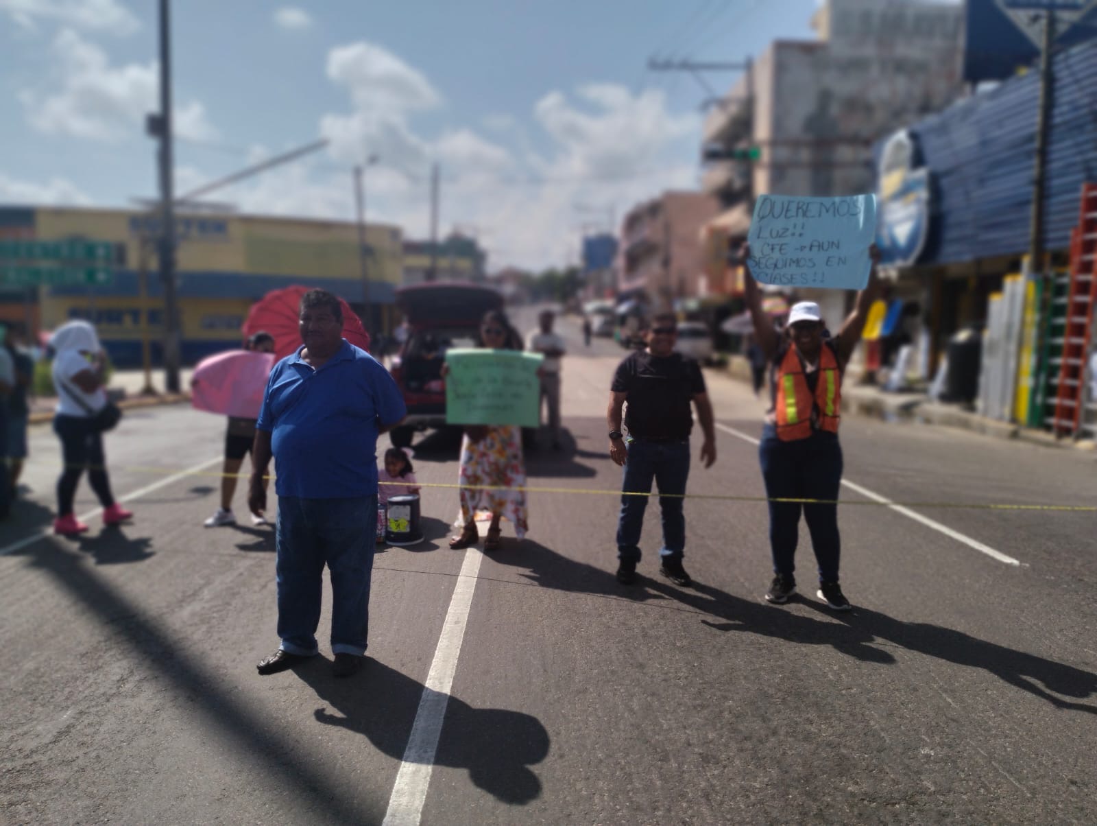 Padres de familia de la escuela primaria Josefa Ortiz de Domínguez, bloquean la Avenida Universidad