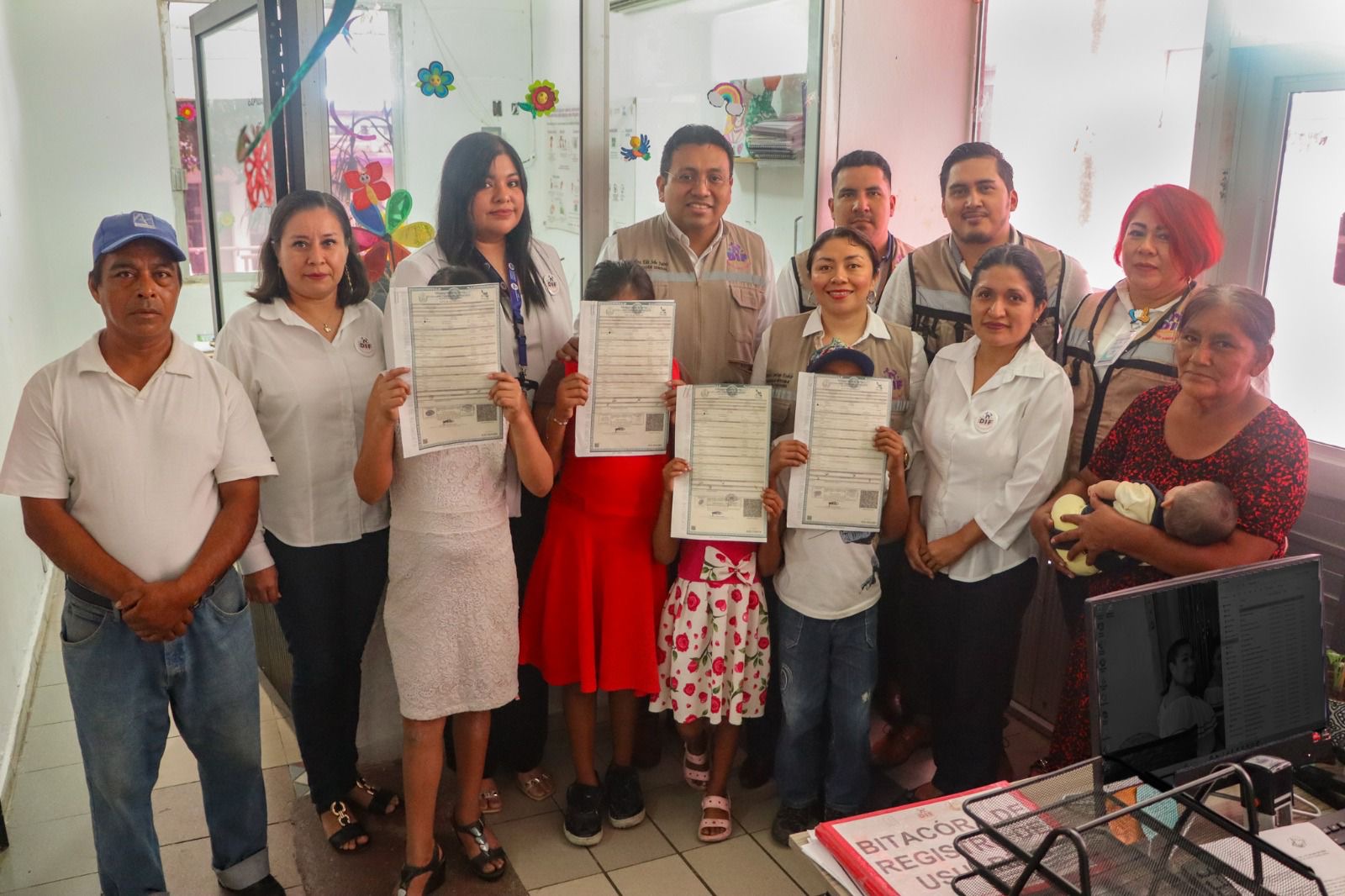 Entrega DIF Coatzacoalcos actas de nacimiento a menores