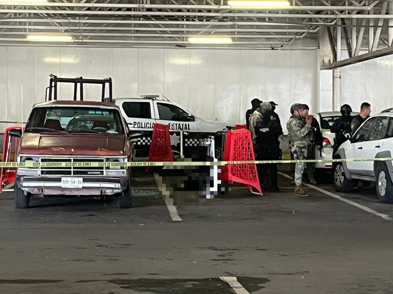 Muere mujer policía en enfrentamiento en plaza comercial de Veracruz