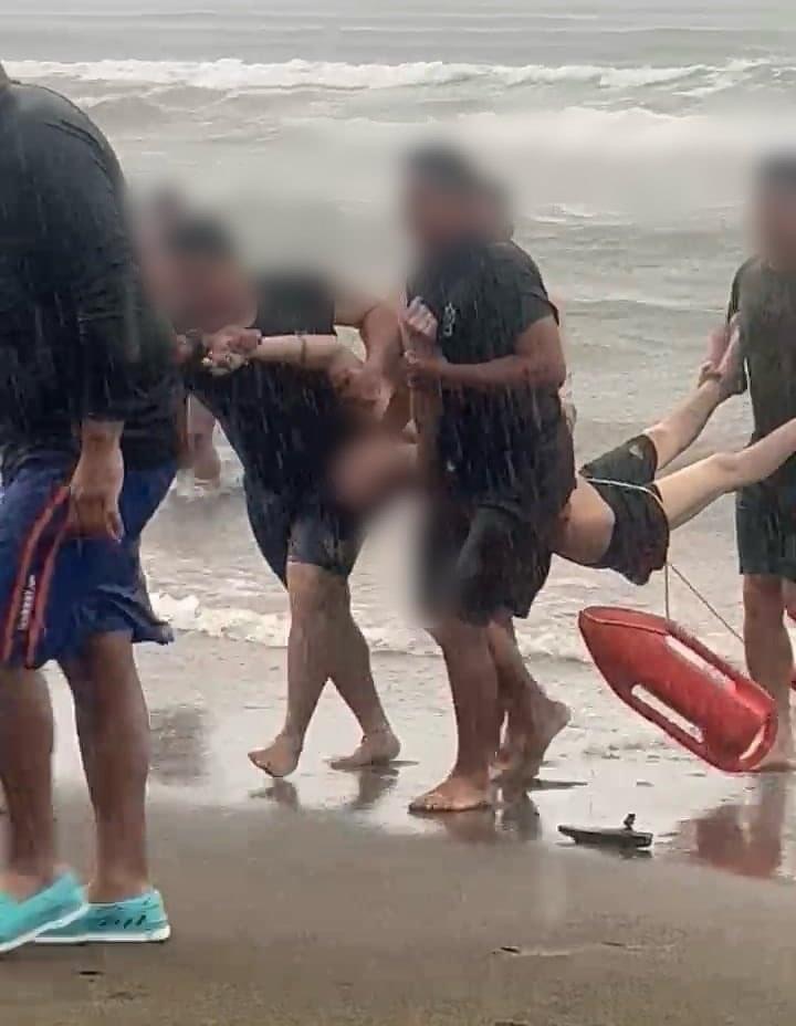 Rescatan a tres a punto de ahogarse en playa de Chachalacas