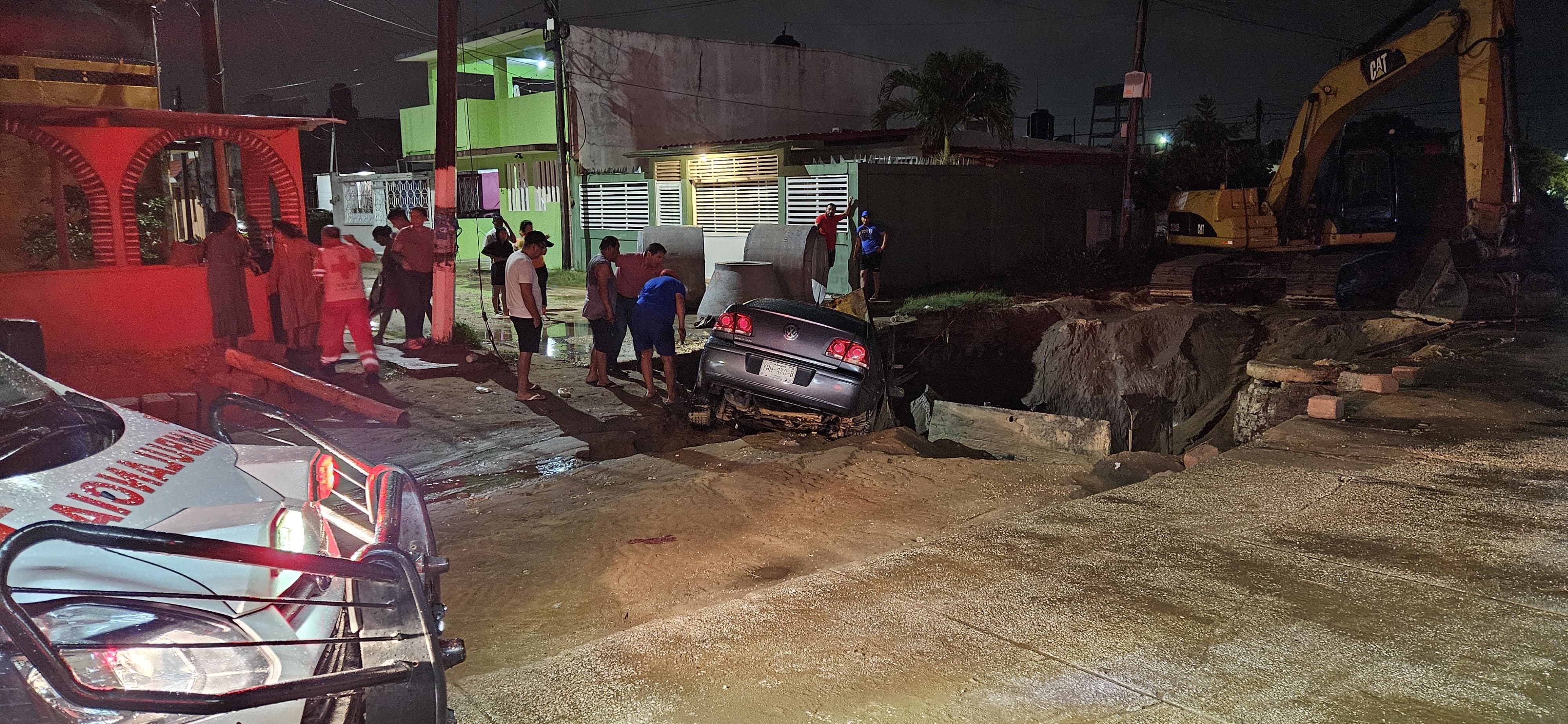 Auto cae en socavón en la Santa Isabel