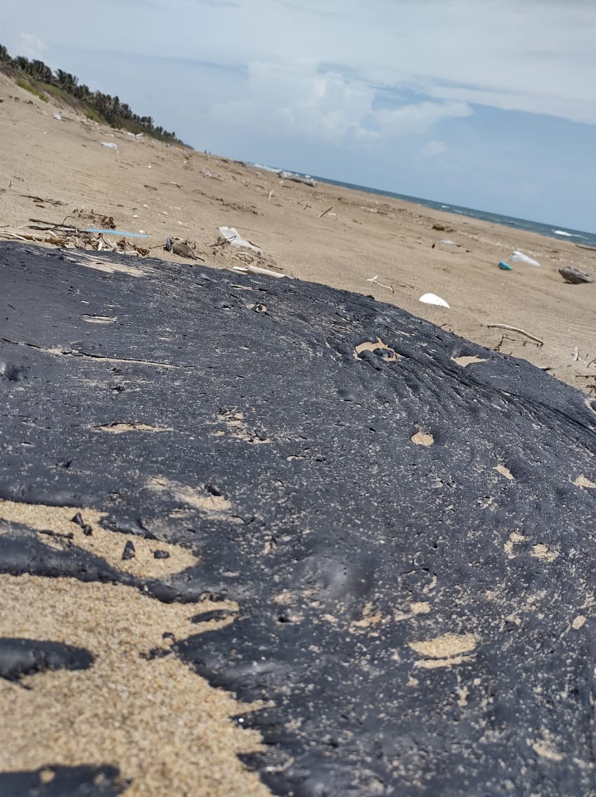 Derrame de hidrocarburo contamina 36 kilómetros de playas desde Agua Dulce hasta Coatzacoalcos
