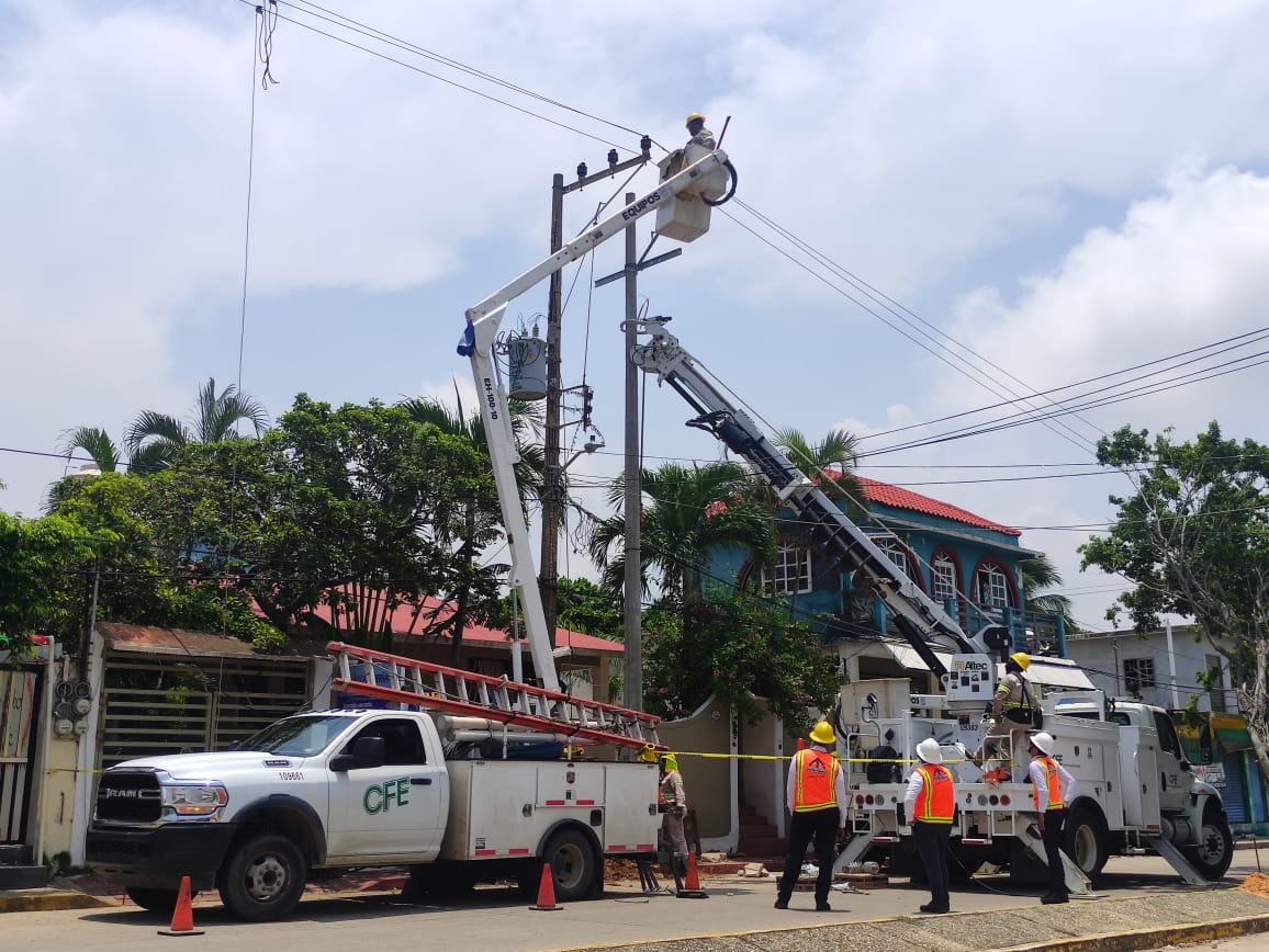 Retira CFE postes dañados en villa Allende, suman más de 50 a punto de caer